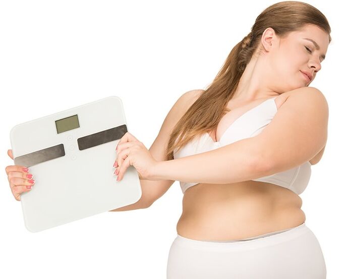 Толстая девушка перед приемом кето-диетических капсул
