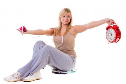 Девушка, желающая похудеть, питается правильно и по режиму.